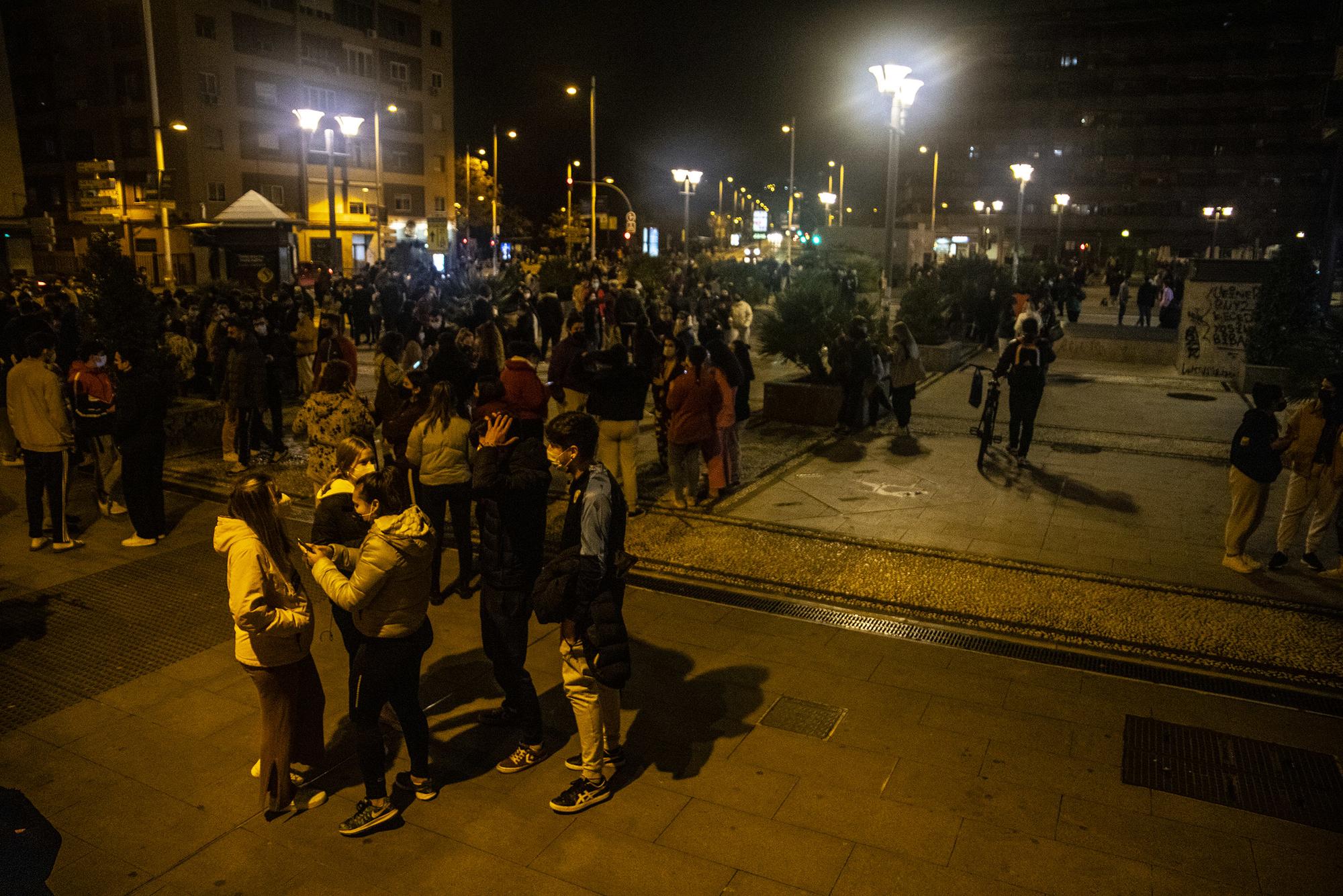 Cientos de granadinos salen a la calle a causa de los terremotos de esta noche - 11